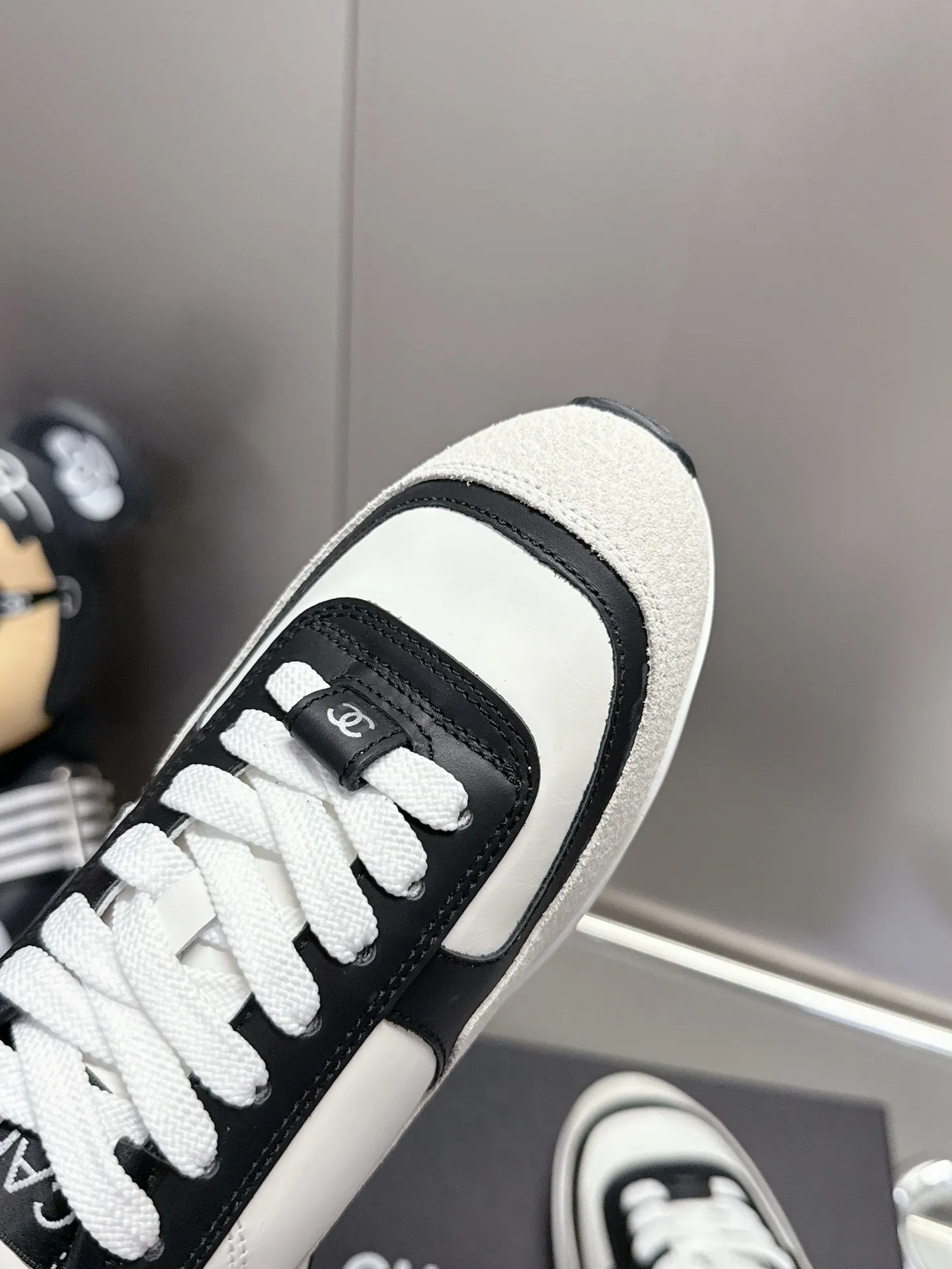 👟👟Ex-factory price 500👟👟 (size 35-40) Chanel 25p panda sneakers! It’s really out of the spotlight recently, and there’s a reason why it’s so popular! The upper is made of first-layer calfskin, with a sheepskin lining, which is breathable and comfortable. It has a full whitening effect and can easily show off your slender legs when paired with any style of clothes. Whoever wears it will look better~ The comfort level is simply amazing. Beauty and comfort coexist, and they are extremely versatile. Wearing it can easily walk ten or twenty thousand steps without any pressure, and it feels light and breathable. The classic black and white color scheme is really the best for spring and summer wear! No matter what kind of clothes you wear in daily life, you can never go wrong. You can mix and match them beautifully and look very delicate and stylish. People with wide feet don’t have to worry about making their feet look fat. Wearing it will make your feet look better. I really love this pair of shoes. Come and get a pair to make your steps more comfortable and fashionable!